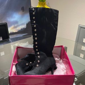 Gently loved heeled knee  boots